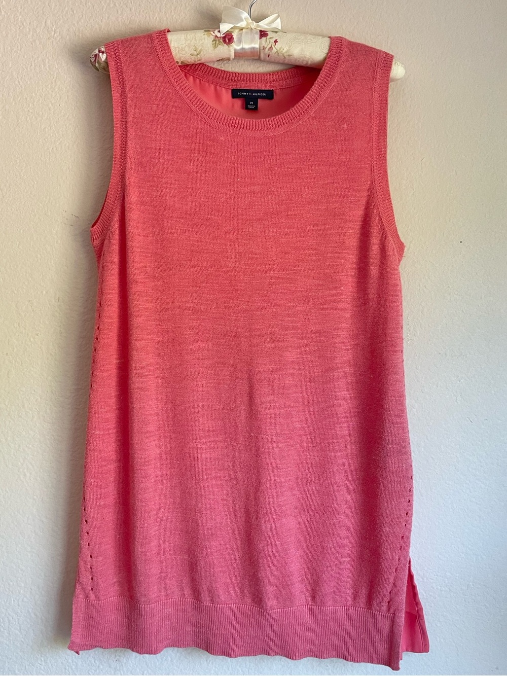Tommy Hilfiger Coral Pink Sleeveless Sweater Knit Top EUC - size Medium